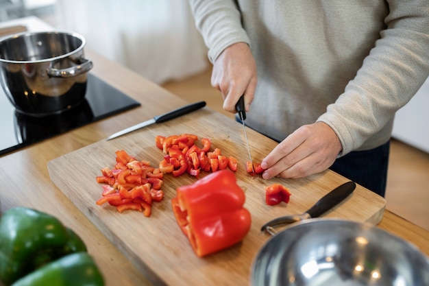 Les gens cuisinent et apprécient la nourriture