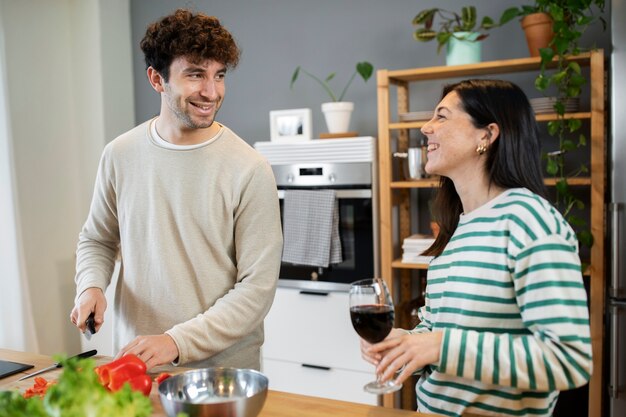 Les gens cuisinent et apprécient la nourriture