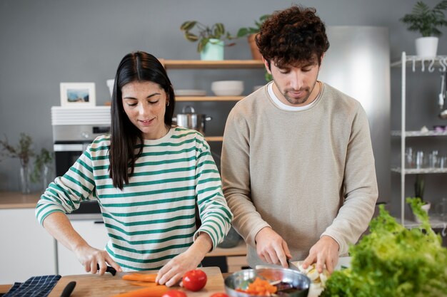 Les gens cuisinent et apprécient la nourriture