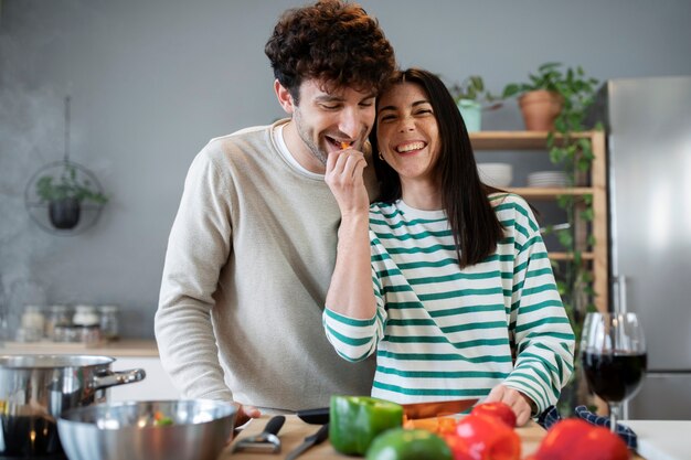 Les gens cuisinent et apprécient la nourriture