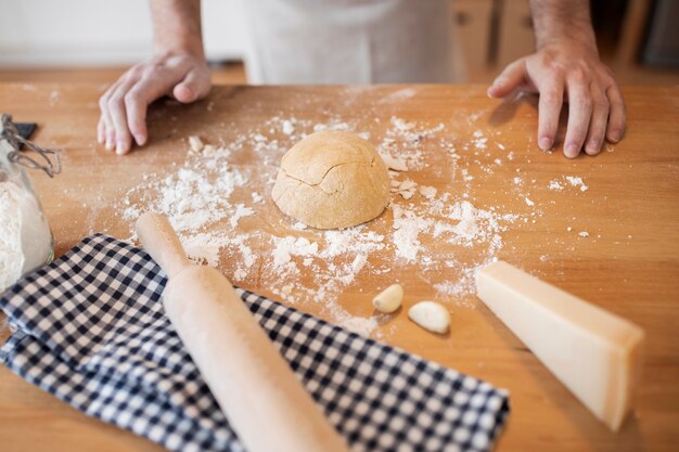 Photo gratuite les gens cuisinent et apprécient la nourriture