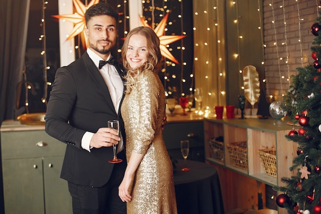 Les gens dans une décoration Christman. Homme en costume noir.