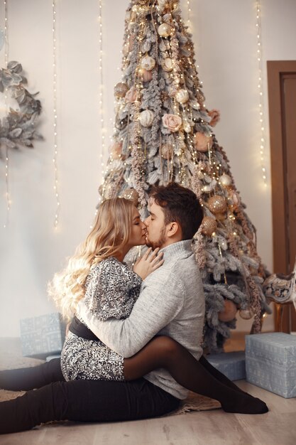 Les gens dans une décoration de Noël. Homme dans un pull gris.