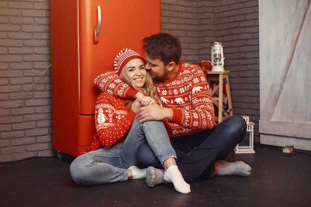 Les Gens Dans Une Décoration De Noël. Homme Et Femme Dans Un Pull Rouge.