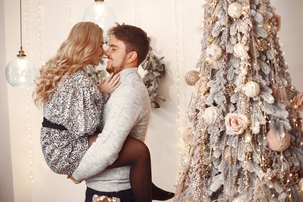 Les gens dans une décoration de Noël.