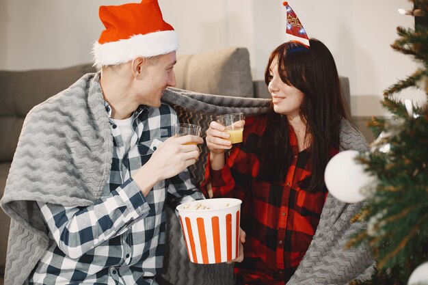 Les gens dans une décoration de Noël.