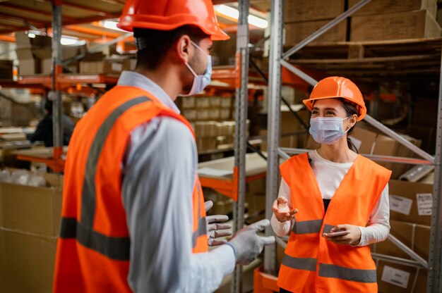 Les gens dans les équipements de sécurité au travail