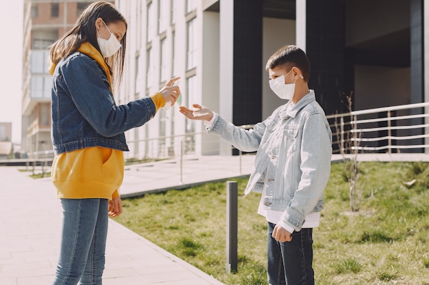 Les gens dans un masque debout dans la rue