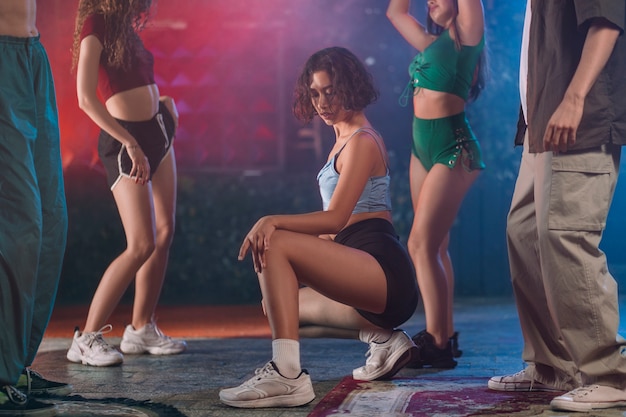 Des gens dansent et twerking lors d'une fête intérieure