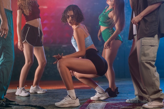 Des gens dansent et twerking lors d'une fête intérieure