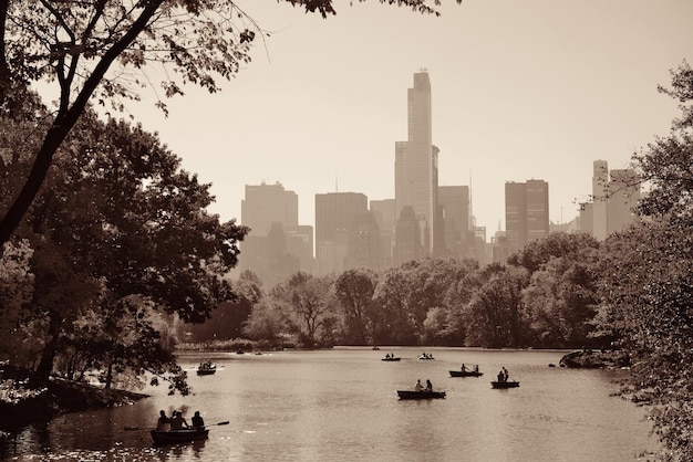 Les gens du bateau dans le lac de Central Park en automne New York City