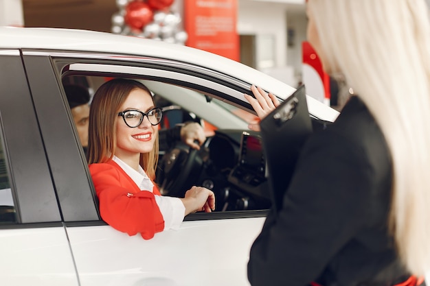 Des gens élégants et élégants dans un salon de voiture