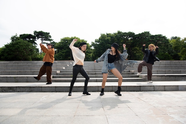 Photo gratuite gens élégants k-pop dans la scène urbaine