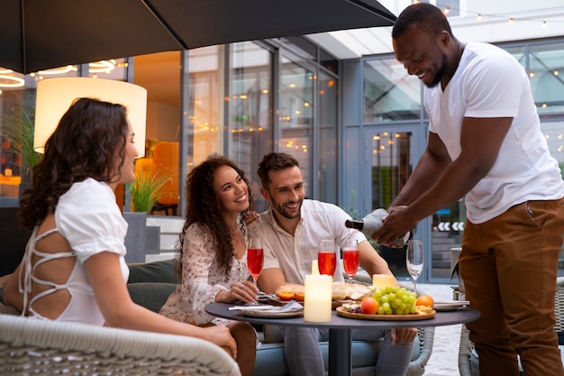 Photo gratuite des gens enjoués d'un dîner.