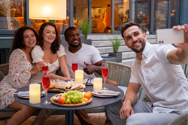 Photo gratuite des gens enjoués d'un dîner.