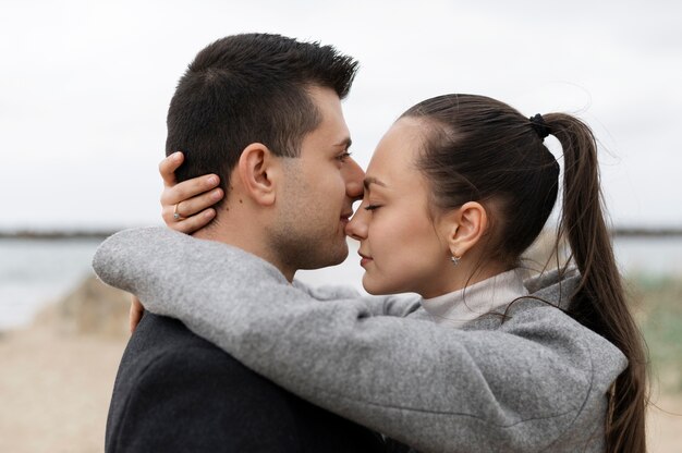 Photo gratuite les gens étant amoureux vue de côté