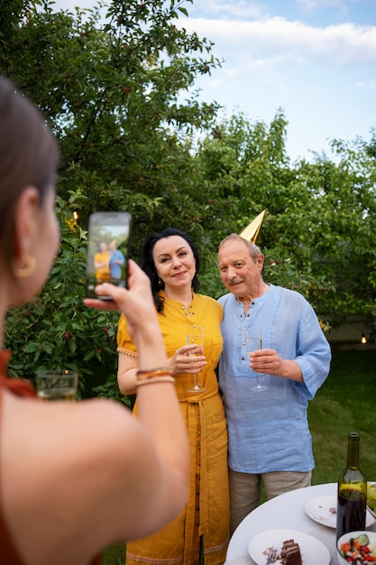 Photo gratuite des gens à l'extérieur dans le jardin célèbrent une fête d'anniversaire senior