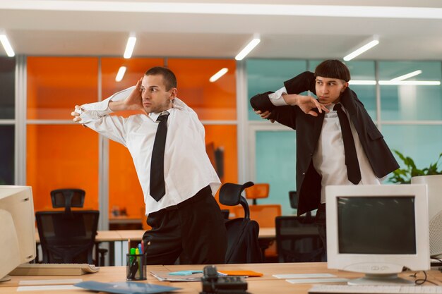 Des gens faisant des mouvements de danse voguing à l'intérieur