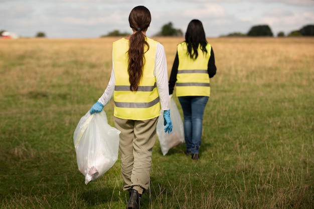 Les gens font du service communautaire en ramassant les ordures ensemble