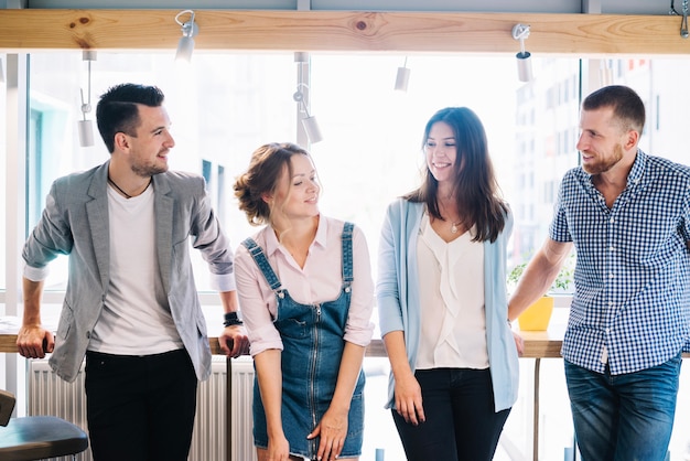 Gens gais debout près de la fenêtre dans le bureau