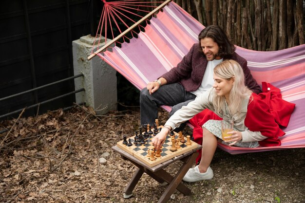 Gens heureux à angle élevé jouant aux échecs