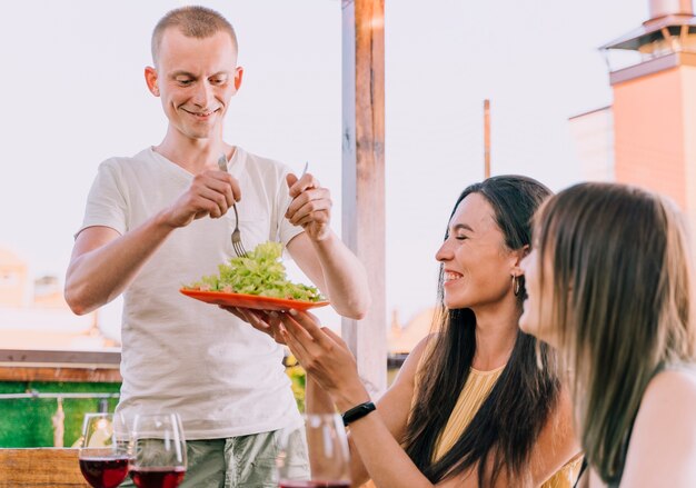 Des gens heureux assis à la table