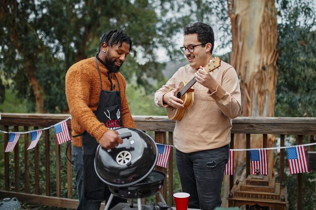 Des gens heureux célébrant le 4 juillet avec de la musique