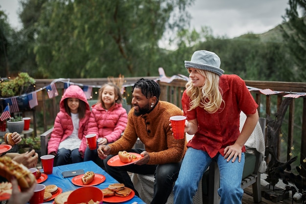 Des gens heureux célébrant le 4 juillet plan moyen