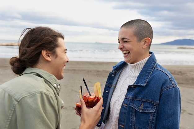 Photo gratuite gens heureux de coup moyen au bord de la mer