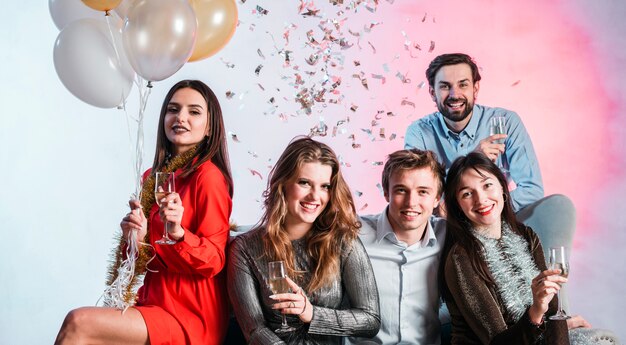 Des gens heureux avec des coupes à Champagne