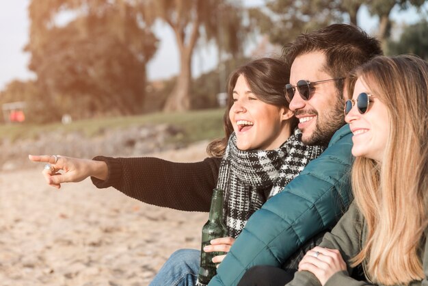 Photo gratuite des gens heureux passer du temps sur le bord de la mer