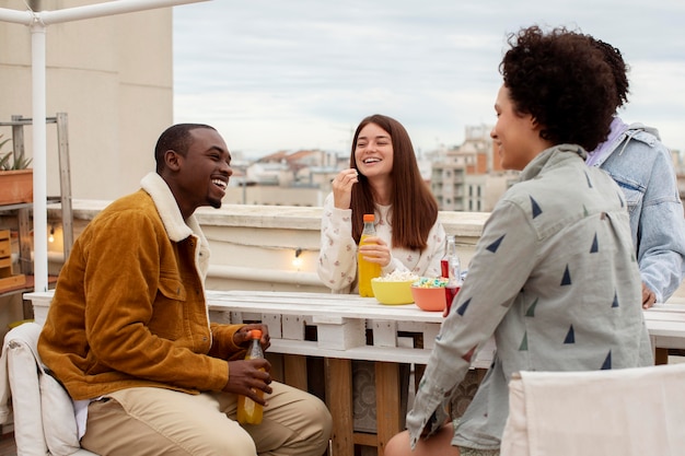 Gens heureux de plan moyen avec des boissons