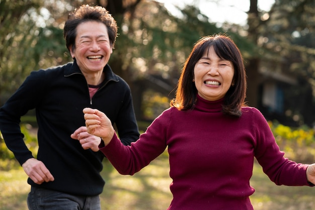 Gens heureux de plan moyen dans la nature