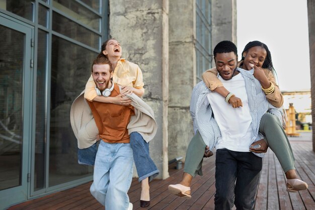 Gens heureux à plan moyen à l'extérieur