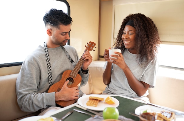 Gens heureux de plan moyen avec de la nourriture