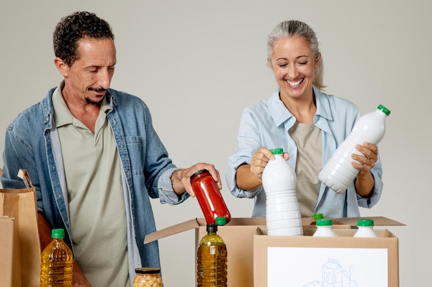 Gens heureux de plan moyen avec des produits