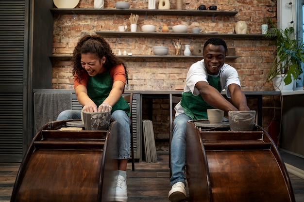 Des gens heureux qui font de la poterie