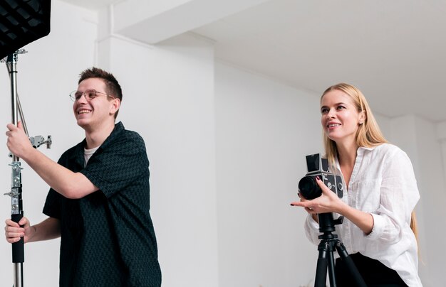 Gens heureux travaillant dans un studio de photographie