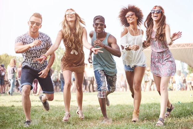 Photo gratuite des gens jeunes et joyeux s'amusant ensemble