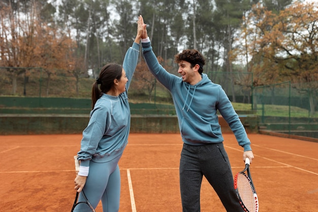 Gens jouant au tennis en hiver