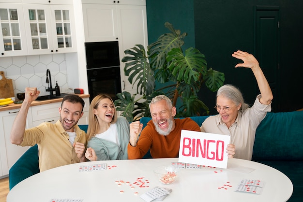 Photo gratuite les gens jouent au bingo ensemble