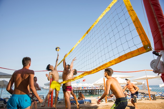 Les gens à jouer au volleyball