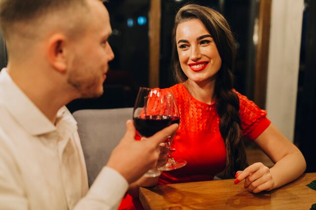 Gens joyeux célébrant au café