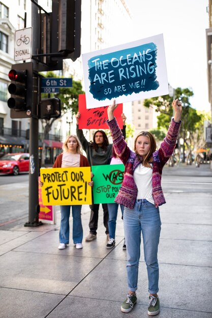 Les gens lors d'une manifestation de la journée mondiale de l'environnement avec des pancartes à l'extérieur
