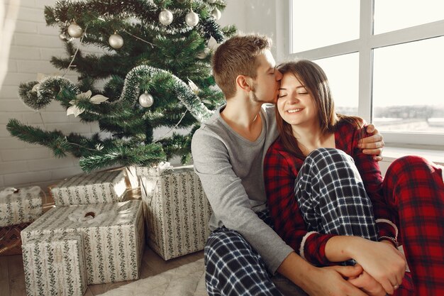 Les gens à la maison. Famille en pyjama. L'homme ebrace sa femme.