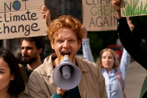 Les gens marchant dans la protestation contre le réchauffement climatique