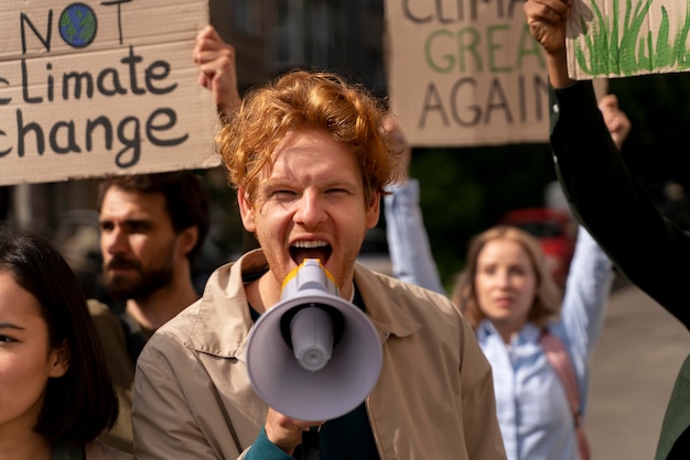 Les gens marchant dans la protestation contre le réchauffement climatique