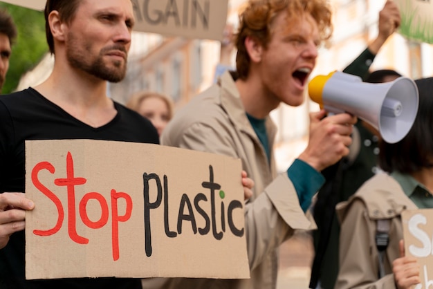 Les gens marchant dans la protestation contre le réchauffement climatique