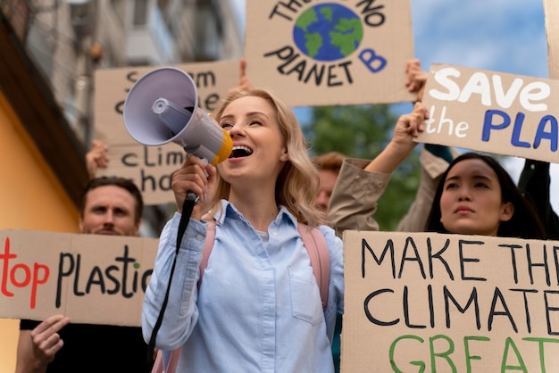 Les gens marchant dans la protestation contre le réchauffement climatique