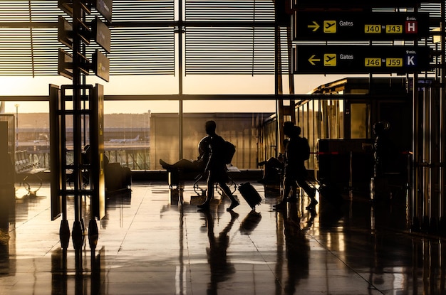 Photo gratuite les gens marchant à l'intérieur d'un terminal d'aéroport